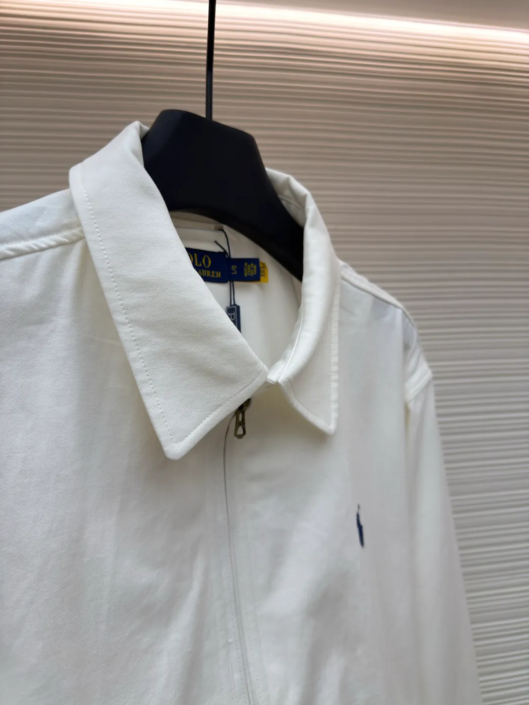 Ralph Lauren embroidered zipper jacket ●Original version: Purchased and developed by 4161 ●Item No.: 1680773-B10 ●Fabric: Clouded white twill cotton fabric ●Technology: Embroidery production ●Version: Fitted version ●Weight: about 570 grams ●Size: S-M-L-XL ●Description: Customized clouded white twill cotton, soft and silky, comfortable and close to the skin, dressed in pure white, exuding an innate elegance The exquisite indigo pony logo is embellished throughout. It is highly recognizable and carries an atmosphere of freedom and vitality. It is a symphony of pure and smart colors. It reconstructs the classics with neat styles and defines modern relaxation with versatile genes. Imported machine embroidery technology is used. Advanced computer control systems and precision mechanical components are used to achieve the iconic pony embroidery operation. High precision. The lines are smooth and delicate. The template machine opens the bag. The preset template guides the position, shape and size of the bag opening. The accuracy ensures the quality of the bag opening effect. The hem is made at one time using a three-needle waist-drawing machine. The elastic band and the fabric are sewn together in the same process using the machine's special needle position and feeding mechanism. The three-needle design is stronger and can evenly distribute pressure. Make sure that the elastic band and the fabric fit tightly, and the fabric has been washed carefully to have a better hand feel, not easy to deform, not easy to shrink, not easy to fade, and maintain long-term beauty. The overall wiring is straight and delicate, the fabric is comfortable and soft, and the color is consistent without color difference. It can be matched with the same style to create a fashionable look and control various occasions. Customized accessories, complete with three standards, same style for men and women!